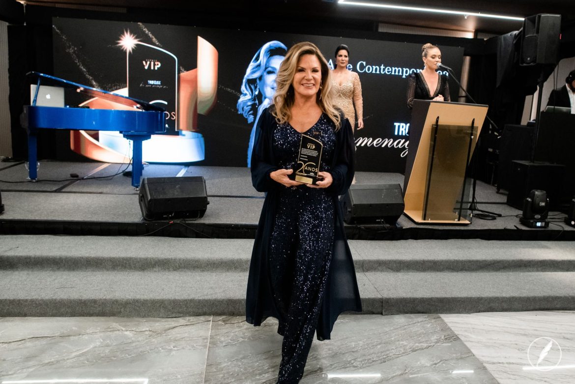 CAPA (Mara Dolzan com Troféu) (Foto_ Clecio Albuquerque)