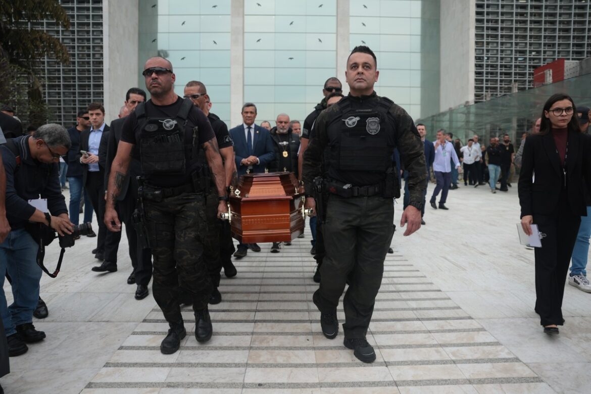 112372927-po-sao-paulo-sp-16-09-2025-corpo-de-ex-delegado-geral-executado-no-litoral-paulista-e-vela.jpg