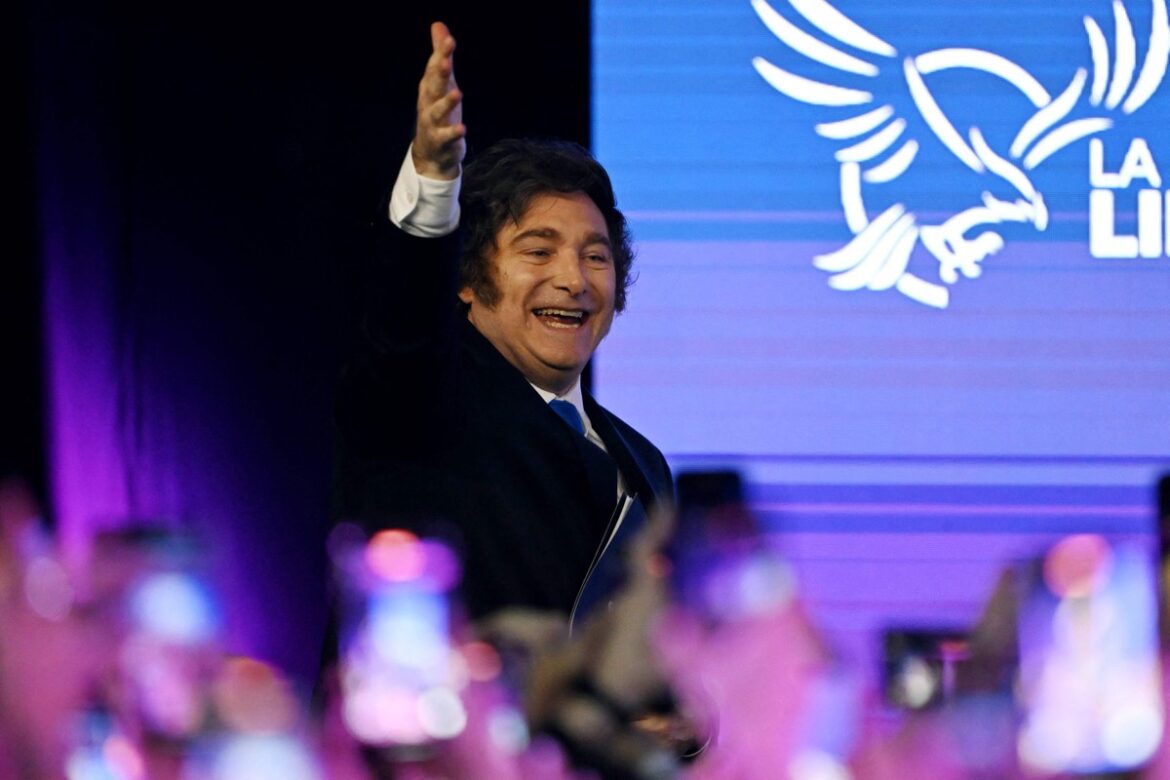 112828291-argentinas-president-javier-milei-waves-to-supporters-as-he-arrives-at-the-ruling-partys.jpg
