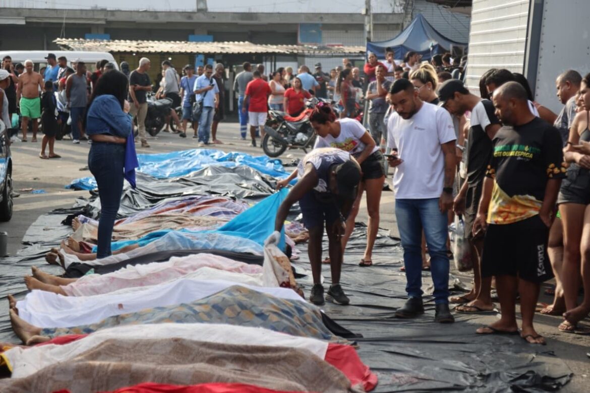 112849792-ri-rio-29-10-2025-moradores-levam-dezenas-de-corpos-para-praca-na-penha-apos-operacao-ma.jpg
