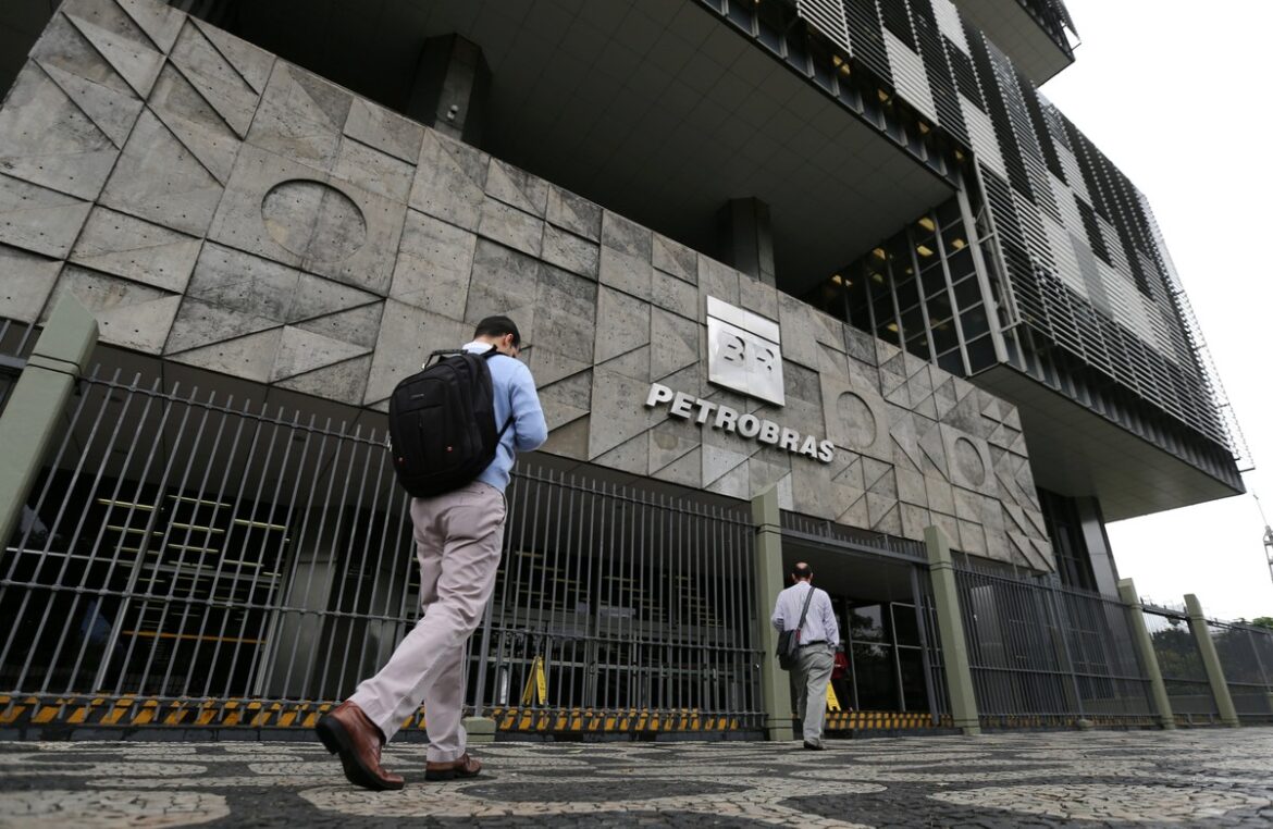 76614250-brazils-state-run-petrobras-oil-company-headquarters-are-pictured-in-rio-de-janeiro-br.jpg